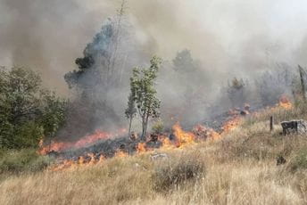 Požar na Gorici opet aktivan, vjetar otežava gašenje Požar na Gorici opet aktivan, vjetar otežava gašenje