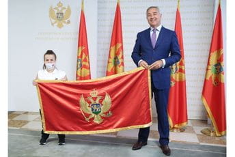 Đukanović uručio zastavu paraolimpijcima: S ponosom ćemo vas pratiti Đukanović uručio zastavu paraolimpijcima: S ponosom ćemo vas pratiti