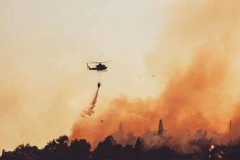 Helikopteri Vojske Crne Gore gasili požar na Gorici Helikopteri Vojske Crne Gore gasili požar na Gorici