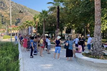 Protesna šetnja u Risnu: Ne damo direktoricu Mirković koja časno radi svoj posao Protesna šetnja u Risnu: Ne damo direktoricu Mirković koja časno radi svoj posao