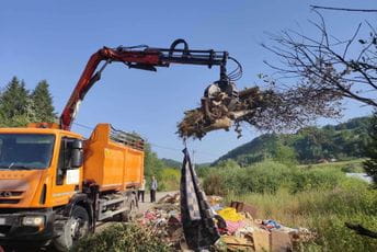 Deponija pored pet praznih kontejnera Deponija pored pet praznih kontejnera