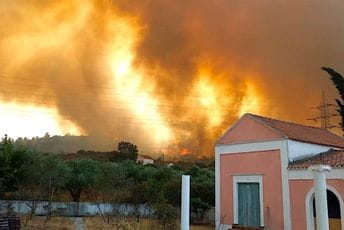 Požari bjesne i u Grčkoj: Stihija na Rodosu potpuno van kontrole Požari bjesne i u Grčkoj: Stihija na Rodosu potpuno van kontrole