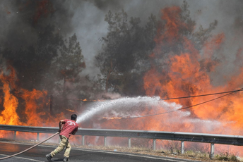 Požar kod Peskare, pet povrijeđenih, 800 evakuisanih Požar kod Peskare, pet povrijeđenih, 800 evakuisanih