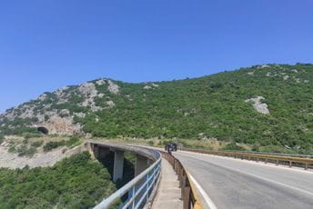 Baranin životno ugrožen nakon sudara putničkog vozila i motocikla kod tunela Ćafe Baranin životno ugrožen nakon sudara putničkog vozila i motocikla kod tunela Ćafe