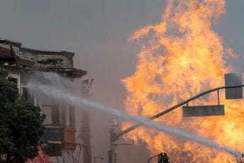 Dvoje ljudi stradalo u eksploziji plinske boce u Atini Dvoje ljudi stradalo u eksploziji plinske boce u Atini