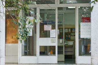 Telefonsko zakazivanje ne funkcioniše, pacijenti po vrućini dolaze da zakažu pregled Telefonsko zakazivanje ne funkcioniše, pacijenti po vrućini dolaze da zakažu pregled