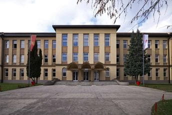 Bivši direktor osam godina nezakonito držao profesoricu psihologije na određeno Bivši direktor osam godina nezakonito držao profesoricu psihologije na određeno