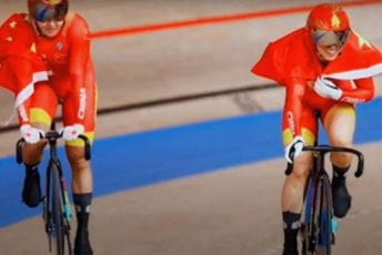 Kineske biciklistkinje nosile bedževe sa likom Mao Cedunga Kineske biciklistkinje nosile bedževe sa likom Mao Cedunga