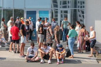 Stiglo 1.400 doza Fajzera, građani na vakcinaciju čekaju i po nekoliko sati Stiglo 1.400 doza Fajzera, građani na vakcinaciju čekaju i po nekoliko sati