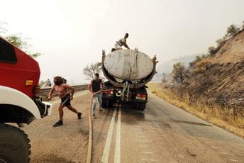 Grčki vatrogasci se bore sa požarima u Olimpiji i na Eviji Grčki vatrogasci se bore sa požarima u Olimpiji i na Eviji