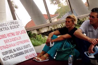 Nastavljen protest ispred hotela "Plaža" Nastavljen protest ispred hotela "Plaža"