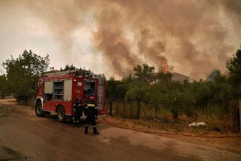 Grčka se bori sa vatrenim stihijama u blizini Atine i na ostrvu Evija Grčka se bori sa vatrenim stihijama u blizini Atine i na ostrvu Evija