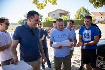 Vuković sa mještanima Zlatice: Uskoro nova sportsko-rekreativna zona i rekonstruisana Dunavska Vuković sa mještanima Zlatice: Uskoro nova sportsko-rekreativna zona i rekonstruisana Dunavska