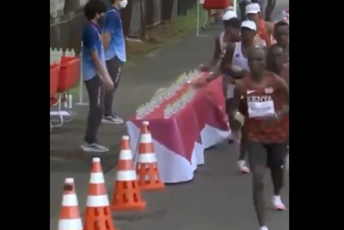 Sraman potez Francuza na OI: Rušio flašice da niko drugi ne pije vodu Sraman potez Francuza na OI: Rušio flašice da niko drugi ne pije vodu