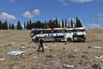 U Turskoj se prevrnuo autobus, poginulo 15 ljudi U Turskoj se prevrnuo autobus, poginulo 15 ljudi