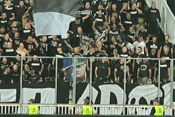 Užasne poruke navijača Partizana u Novom Pazaru: Skandirali Mladiću, razvili barjak sa njegovim likom, meč nastavljen Užasne poruke navijača Partizana u Novom Pazaru: Skandirali Mladiću, razvili barjak sa njegovim likom, meč nastavljen