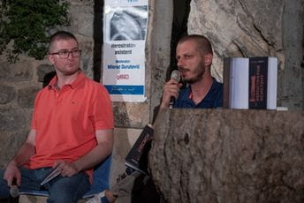 Aleksandar Ćuković na Trgu pjesnika: Književnost danas postavlja pitanja Aleksandar Ćuković na Trgu pjesnika: Književnost danas postavlja pitanja