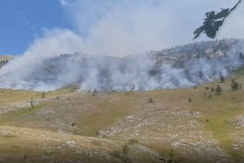 Vatrogasci transportovani helikopterom kako bi suzbili požar na vrhu Bunetine Vatrogasci transportovani helikopterom kako bi suzbili požar na vrhu Bunetine