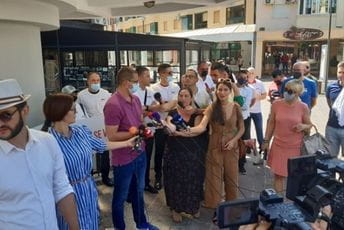 "Živite vi od 222 eura": U Podgorici održan protest ugostitelja "Živite vi od 222 eura": U Podgorici održan protest ugostitelja
