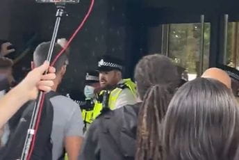 Antivakseri pokušali nasilno da upadnu u zgradu BBC-a (VIDEO) Antivakseri pokušali nasilno da upadnu u zgradu BBC-a (VIDEO)