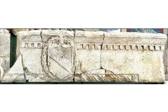 Portal palate Župan u Baru i vila tog barskog roda kraj Belluna u Venetu Nadvratnik s grbom roda Župan u Baru