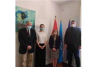 Britanska ambasadorka posjetila GI »21. maj« Britanska ambasadorka posjetila GI »21. maj«