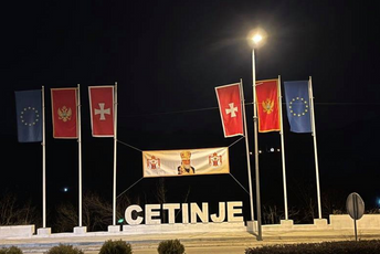 Nećemo dozvoliti da srpski patrijarh oskrnavi tron Sv. Petra Cetinjskoga! Joanikije nije dostojan! Nećemo dozvoliti da srpski patrijarh oskrnavi tron Sv. Petra Cetinjskoga! Joanikije nije dostojan!