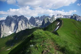 Za trajni dokaz uspona na Zlu Kolatu: Na najviši vrh Crne Gore postavljena planinarska kutija i upisna knjiga