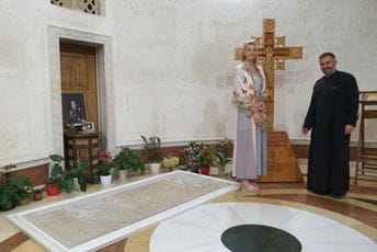 Marija Vuković posjetila grob Amfilohija Marija Vuković posjetila grob Amfilohija