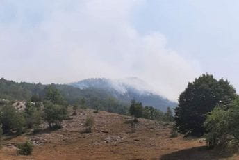 I dalje bukti požar u Katunskoj nahiji, vatra se približava kućama