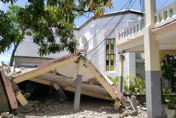 Haiti zavijen u crno: Zemljotres odnio 227 života Haiti zavijen u crno: Zemljotres odnio 227 života