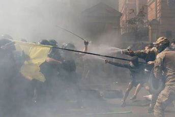 Ukrajinska policija sukobila se sa demonstrantima u blizini zgrade predsjednika Ukrajinska policija sukobila se sa demonstrantima u blizini zgrade predsjednika