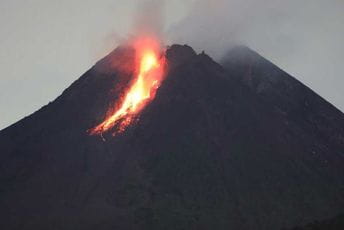 Erupcija vulkana na Javi, izbacuje pepeo i dim 600 metara uvis Erupcija vulkana na Javi, izbacuje pepeo i dim 600 metara uvis