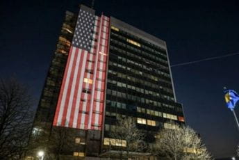 Hiljade izbjeglica iz Avganistana stiže na Kosovo Zgrada Vlade Kosova u bojama američke zastave