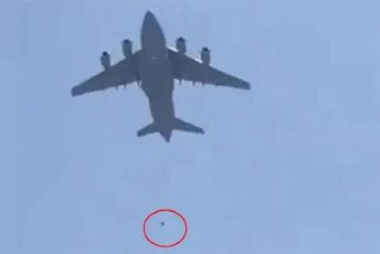 Kabul: Najmanje dvije osobe poginule pri padu sa aviona u letu? Kabul: Najmanje dvije osobe poginule pri padu sa aviona u letu?