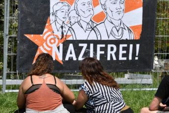 Kad sloboda govora pređe u govor mržnje Fotografija sa koncerta i baner na kojem piše "Naci fri (zona)", u antinacističkom kampu u blizini održavanja nacističkog festivala u Nemačkoj 2019. godine