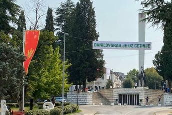 Građani danas ponovo postavljaju transparent "Danilovgrad je uz Cetinje" Građani danas ponovo postavljaju transparent "Danilovgrad je uz Cetinje"