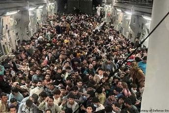 Iz Avganistana evakuisano više od 2.200 diplomata i civila Iz Avganistana evakuisano više od 2.200 diplomata i civila