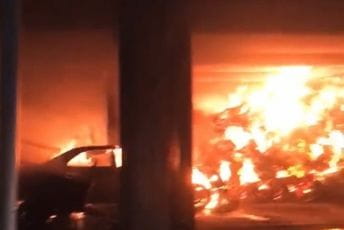 Gusinje: Požar u bivšoj zgradi "Termoplasta", uništeno više vozila Gusinje: Požar u bivšoj zgradi "Termoplasta", uništeno više vozila