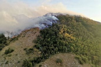 Kiša ugasila požare u Crnoj Gori, vatrogasci i mještani odahnuli Kiša ugasila požare u Crnoj Gori, vatrogasci i mještani odahnuli