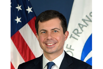 Američki ministar saobraćaja i njegov suprug postali roditelji Američki ministar saobraćaja i njegov suprug postali roditelji