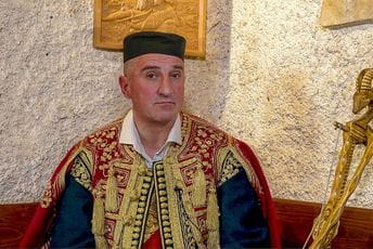 "Branićemo sveta srpska zvona", "Na bunu pozivaš barabe": 'Djelo' guslara puno prijetnji i uvreda "Branićemo sveta srpska zvona", "Na bunu pozivaš barabe": 'Djelo' guslara puno prijetnji i uvreda