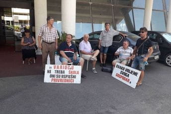 Počele isplate bivšim radnicima Vektra Boke, obezbjeđenje im ne dozvoljava ulaz Počele isplate bivšim radnicima Vektra Boke, obezbjeđenje im ne dozvoljava ulaz