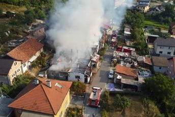 Veliki požar u Sarajevu: Vatra progutala cijeli stambeni kompleks Veliki požar u Sarajevu: Vatra progutala cijeli stambeni kompleks