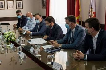 Ministri sa čelnicima četiri od šest primorskih opština: Zadovoljni svime, posebno hvalili otvorenost granica Ministri sa čelnicima četiri od šest primorskih opština: Zadovoljni svime, posebno hvalili otvorenost granica