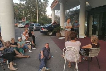 Bivši radnici Vektra Boke čekaju ispred hotela da im se menadžment obrati Bivši radnici Vektra Boke čekaju ispred hotela da im se menadžment obrati