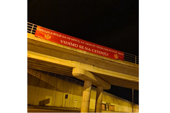 "Izdajica bolje da ne kreće, na tron Sv. Petra nikad doći neće" "Izdajica bolje da ne kreće, na tron Sv. Petra nikad doći neće"