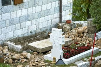 Neizrasli cvjetovi Oskrnavljeni grob Arsenija Plamenca u Brčelima