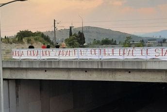 Privedeni pušteni na slobodu, transparent zadržan Privedeni pušteni na slobodu, transparent zadržan