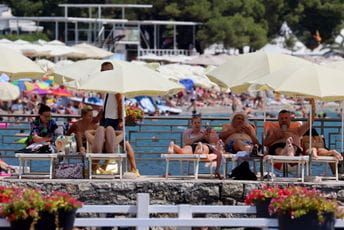 Posljedica 'crvene liste': Britanski turisti prekinuli odmor u budvanskom hotelu Posljedica 'crvene liste': Britanski turisti prekinuli odmor u budvanskom hotelu